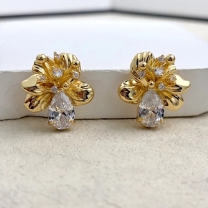 Detail of flower stud earrings with gold plating and pear-cut zircon teardrop drop