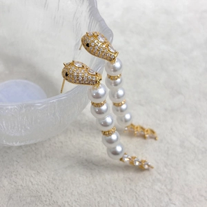 Elegant leopard head earrings with pearls and crystals in a luxury gold finish