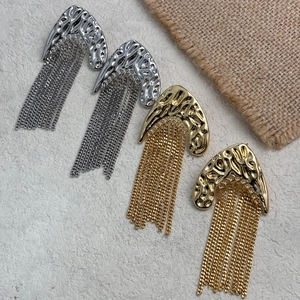 Boucles d'oreilles martelées avec longues chaînes à franges dorées et argentées