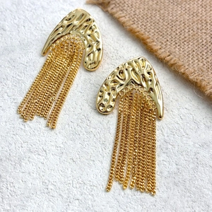 Boucles d'oreilles longues à franges dorées avec texture martelée plaquée or 18K
