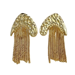 Boucles d'oreilles dorées martelées avec clous géométriques et pampilles à chaînes