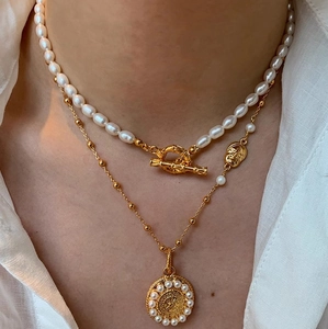 Collier double couche doré avec perles blanches, pendentif pièce et fermoir à bascule