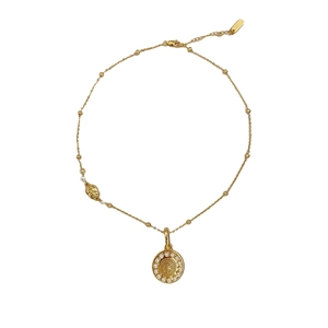 Collier avec pendentif soleil doré et bordure en perles sur chaîne fine élégante