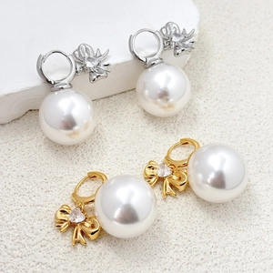 Boucles D'Oreilles Créoles Élégantes Nœud Papillon Künstliche Perle D'Imitation Cuivre Avec Cœur En Zircon Pour Femmes