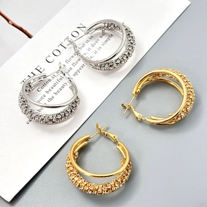 Boucles d'oreilles créoles à trois couches avec zircons scintillants en doré et argent