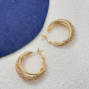 Boucles d'oreilles créoles multicouches plaquées or avec zircons cubiques brillants