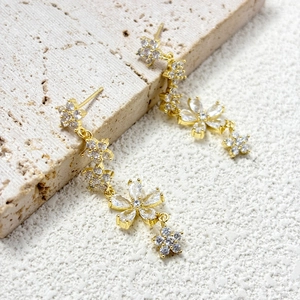 Orecchini a goccia dorati con fiori in zircone scintillante e catena per donna