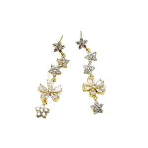 Vista dettagliata di orecchini a fiori placcati in oro con brillanti zirconi marquise