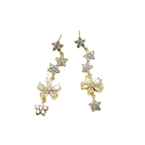 Eleganti orecchini pendenti dorati con strass brillanti e motivi di fiori e stelle