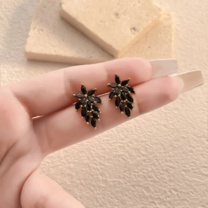 Orecchini in argento 925 con foglie di zircone nero in una montatura placcata oro