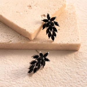 Macro di orecchini a grappolo in argento con zirconi neri marquise su display in pietra