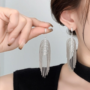 Elegante silberne lange Quastenohrringe mit rechteckigem Zirkonia-Stecker für Partys