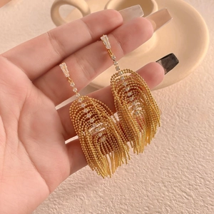 Elegante goldene Perlenquasten-Ohrringe mit glitzernden Zirkonia für Partys