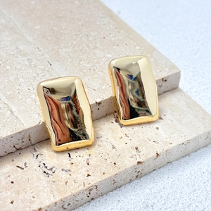 Minimalistische rechteckige Ohrringe mit 18K Vergoldung und Liquid-Metal-Textur