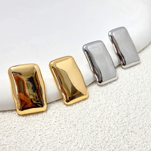 Detailansicht minimalistischer rechteckiger Ohrringe in Gold und Silber mit Hochglanz