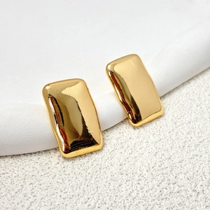 Nahaufnahme der glänzenden rechteckigen Ohrringe aus 18K Gold mit Spiegelglanz-Finish