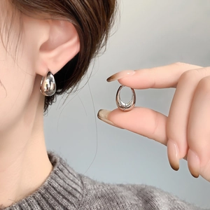 Minimalist silver teardrop earrings with a polished finish and sleek geometric design