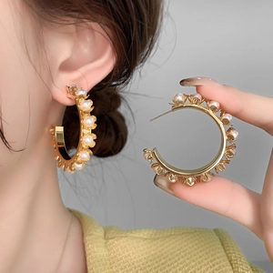Boucles d'oreilles créoles dorées vintage avec perles et montures florales