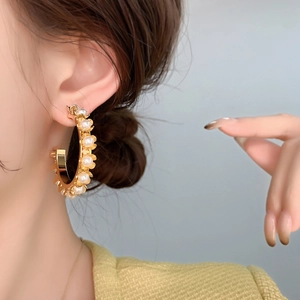 Gros plan de boucles d'oreilles créoles perle vintage français sur un mannequin