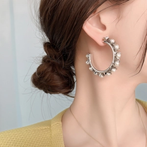 Créoles vintage françaises avec perles blanches et finition argentée sur un mannequin