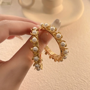 Élégantes boucles d'oreilles créoles perles vintage dorées avec perles blanches rondes