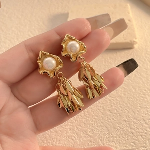 Elegant gold leaf tassel earrings with white pearls in a vintage minimalist design