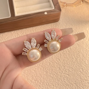 French shell-style pearl flower earrings with marquise zircon stones in a gold finish