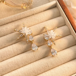 Détail des boucles d'oreilles tournesol plaquées or 18 carats avec cristaux zircons