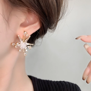 Élégante boucle d'oreille tournesol plaquée or 18 carats avec cristaux de zircon