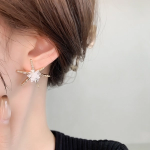 Vue détaillée des boucles d'oreilles fleur de soleil avec zircons plaqués or 18K