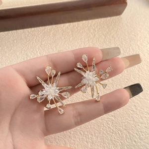 Détail de boucles d'oreilles tournesol plaquées or 18 carats avec oxydes de zirconium