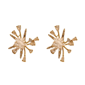 Détail de boucles d'oreilles fleur de soleil avec zircons marquise et gouttes