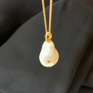 Pendentif perle baroque sur chaîne torsadée dorée pour collier élégant de femme