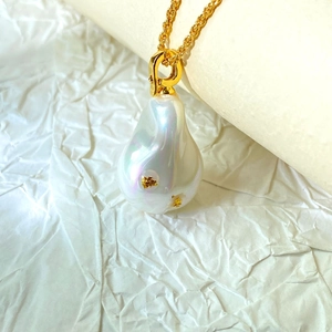 Pendentif perle baroque sur chaîne torsadée or 18K avec détails en feuilles d'or
