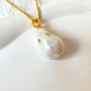 Collier élégant avec pendentif perle baroque et chaîne torsadée plaqué or 18 carats