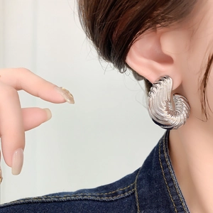 Orecchini a perno a forma di C in metallo argento con texture a spirale unica