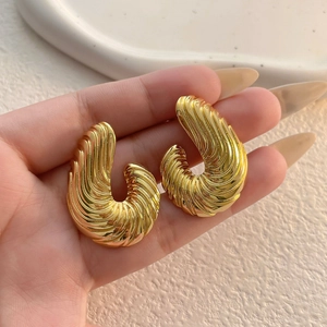 Orecchini minimalisti placcati in oro con texture astratta e design plissettato verticale