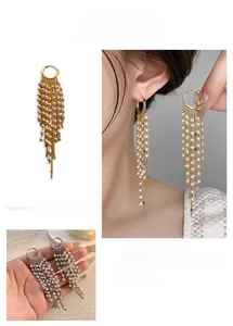 Détail de boucles d'oreilles à pampilles en perles dorées et argentées avec anneaux