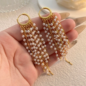 Boucles d'oreilles pendantes dorées avec perles blanches pour un look élégant et minimaliste