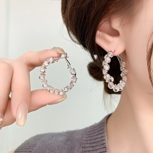 Boucles d'oreilles créoles étincelantes en cristal argenté avec des perles en verre facetté