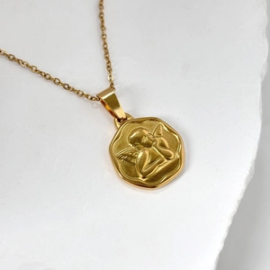 Collier Pendentif Ange Relief Vintage Plaqué Or 18K Acier Inoxydable Pièce Ronde Irrégulière Charme Chérubin Bijoux Rétro