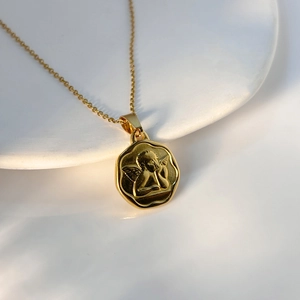 Collier en acier inoxydable doré avec un pendentif pièce ange gravé style vintage