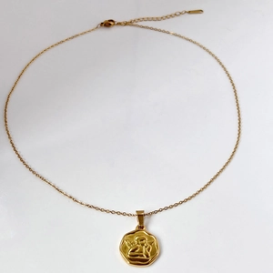 Collier médaille ange en relief doré avec chaîne croisée en acier inoxydable et fermoir