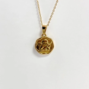 Collier avec pendentif relief d'ange doré et médaille ronde irrégulière sur chaîne