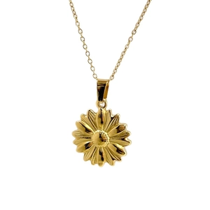 Collana con pendente a fiore dorato con petali dettagliati e catena sottile su sfondo bianco