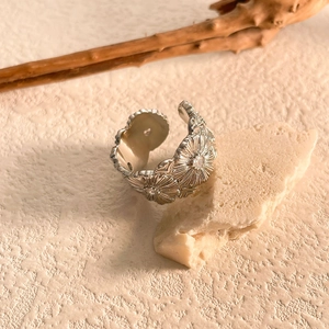 Dettaglio dell'anello a margherita in argento con intaglio di girasole e zircone