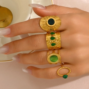 Ensemble de bagues style rétro palais plaqué or 18 carats avec malachite verte