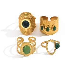 Lot de quatre bagues vintage en acier inoxydable plaqué or 18 carats avec malachite