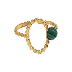 Détail d'une bague perlée plaquée or 18 carats avec une pierre malachite vintage