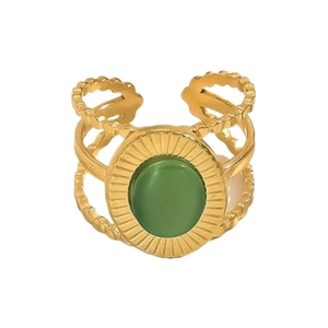 Détail de bague plaquée or 18K avec anneau triple couche et pierre ronde de malachite verte